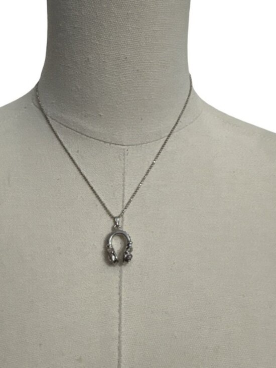 Jewelry - Necklace with rhinestone headphones Pendant